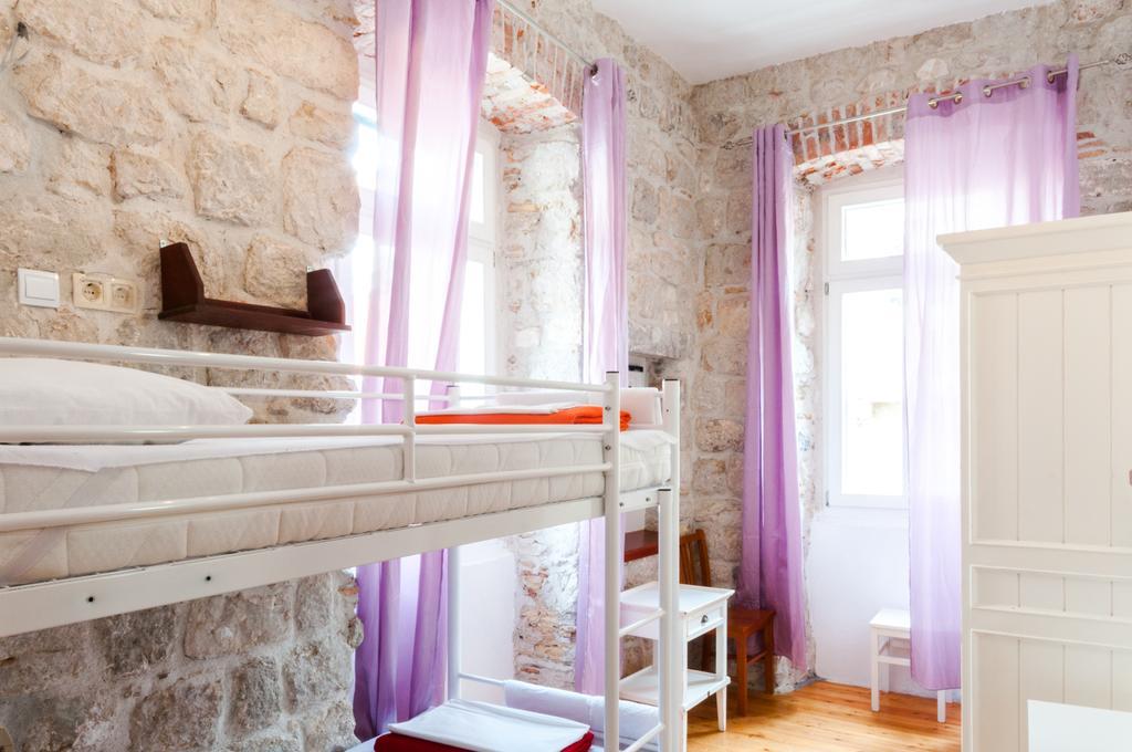 Kleines Zweibettzimmer